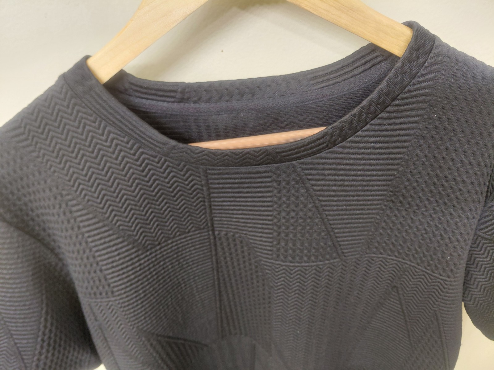 Designer Style Mens M T-shirt With 3D Texture Geometric Pattern! Black.