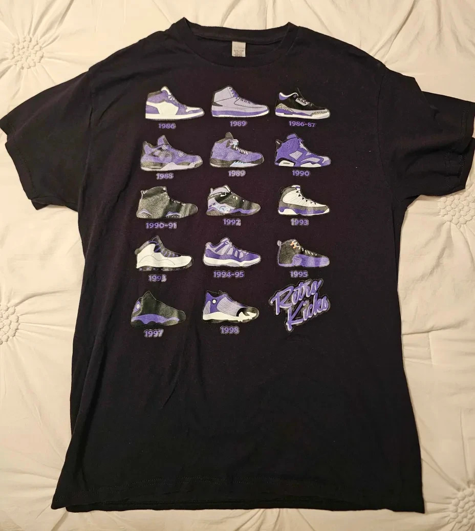 Retro Kicks Sneaker Evolution Graphic Tee – Jordan Shoe Timeline Shirt – Size M