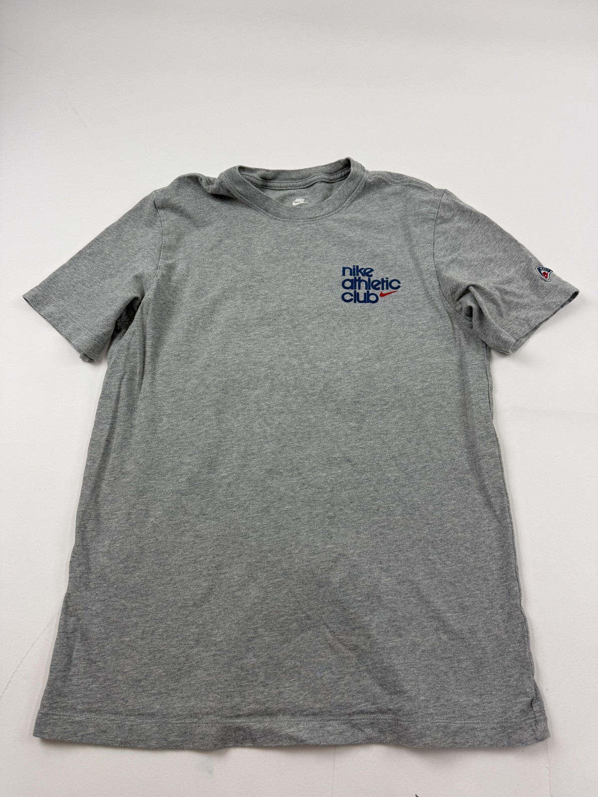 Nike Shirt Mens Medium Heather Gray Graphic Sports Logo Tee Swoosh Athletic Club