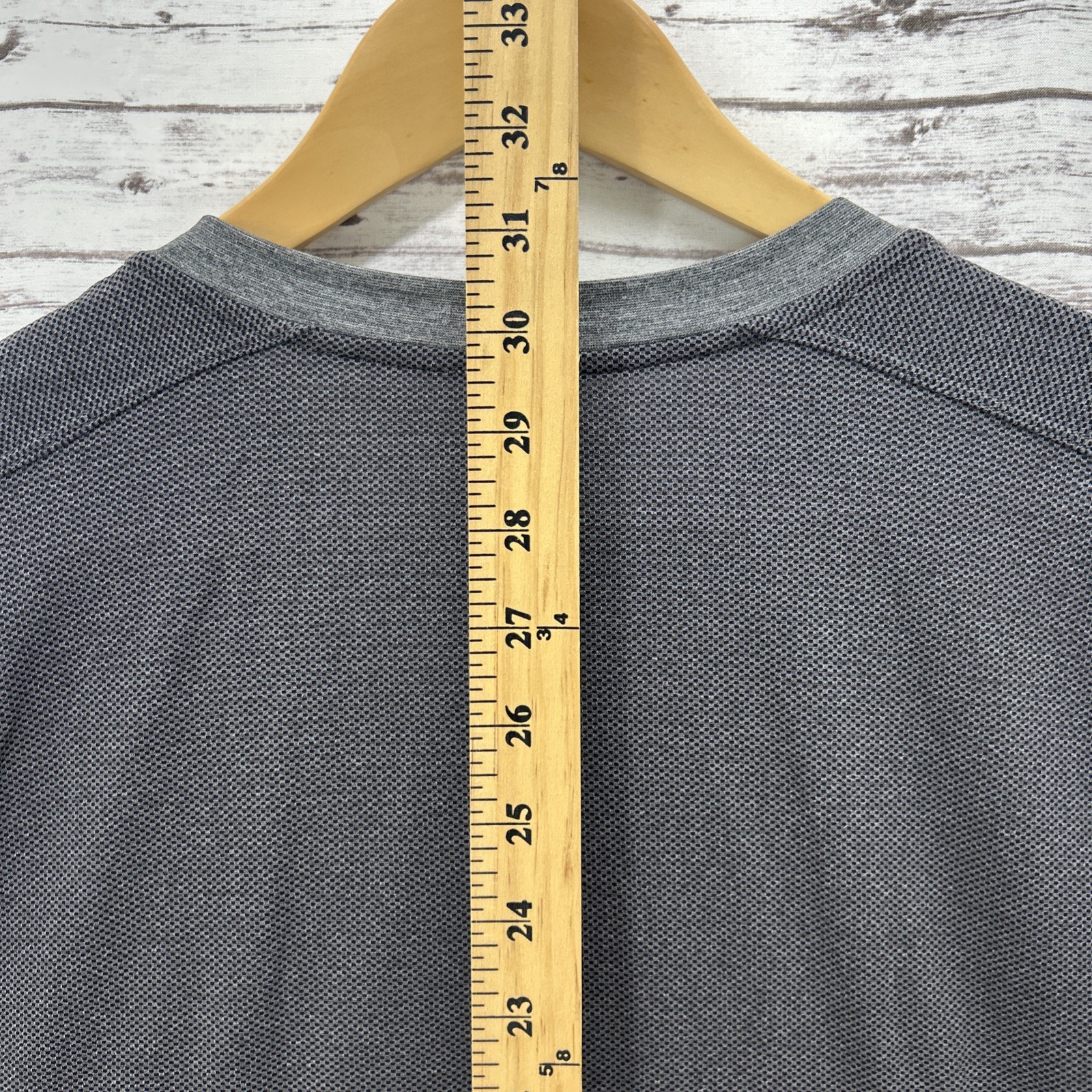 Lululemon Mens V-Neck Mesh Panel Athletic Shirt Grey Charcoal Short Sleeve Large