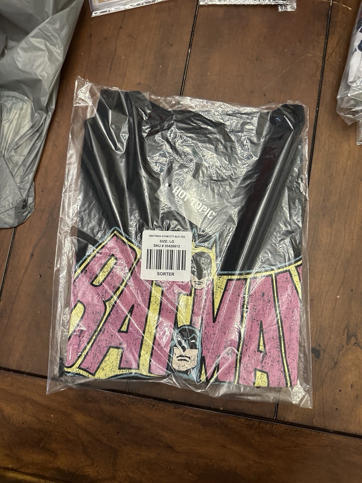 Graphic Tees: Batman (Gotham City) – Size LG – DC Universe – SEALED – New