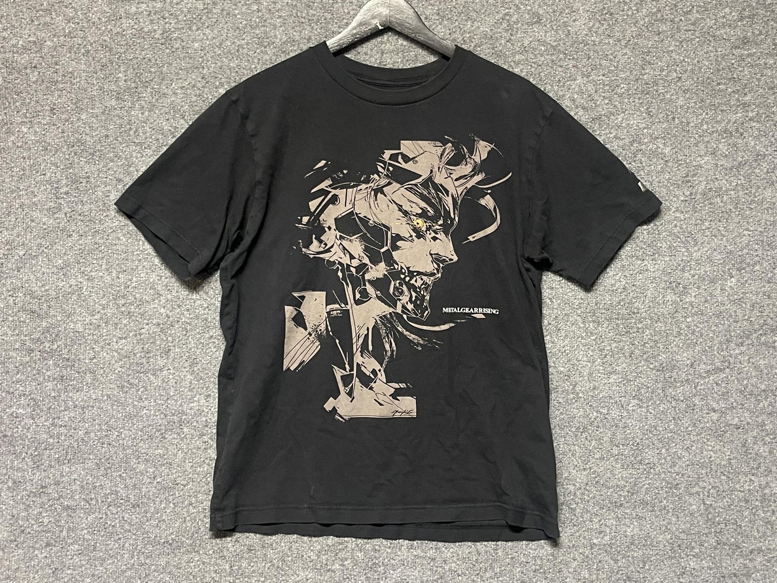 Uniqlo UT Archive Metal Gear Rising Shirt Mens Large Black Raiden Video Game Tee