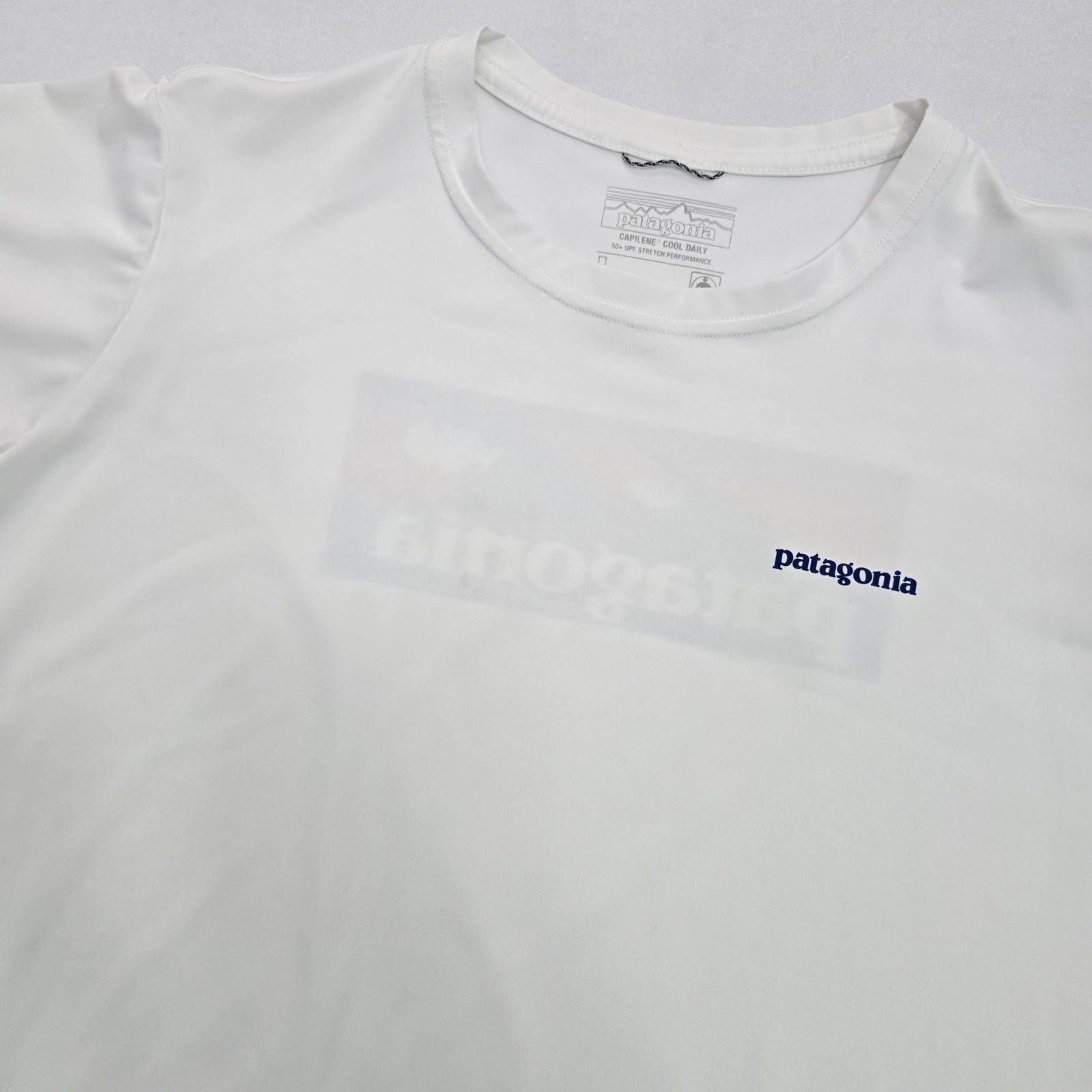 Patagonia Capilene Cool Daily Graphic Shirt Mens Medium White Wave UPF 50+ Tee