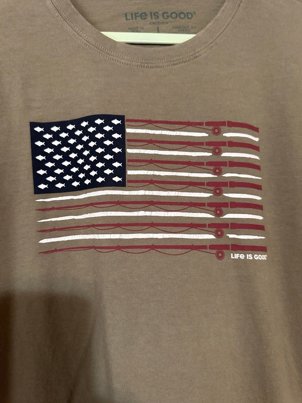 Life Is Good Mens M Green Crusher T-Shirt Patriotic USA Flag Fishing Pole NWOT L