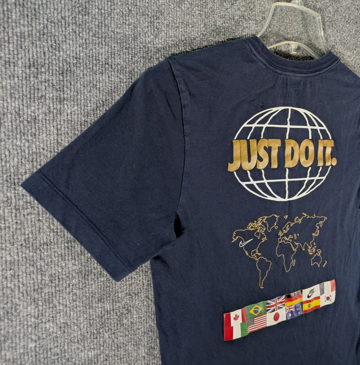 Nike Men’s Small Navy Short Sleeve Graphic Tee World Globe Logo National Flags