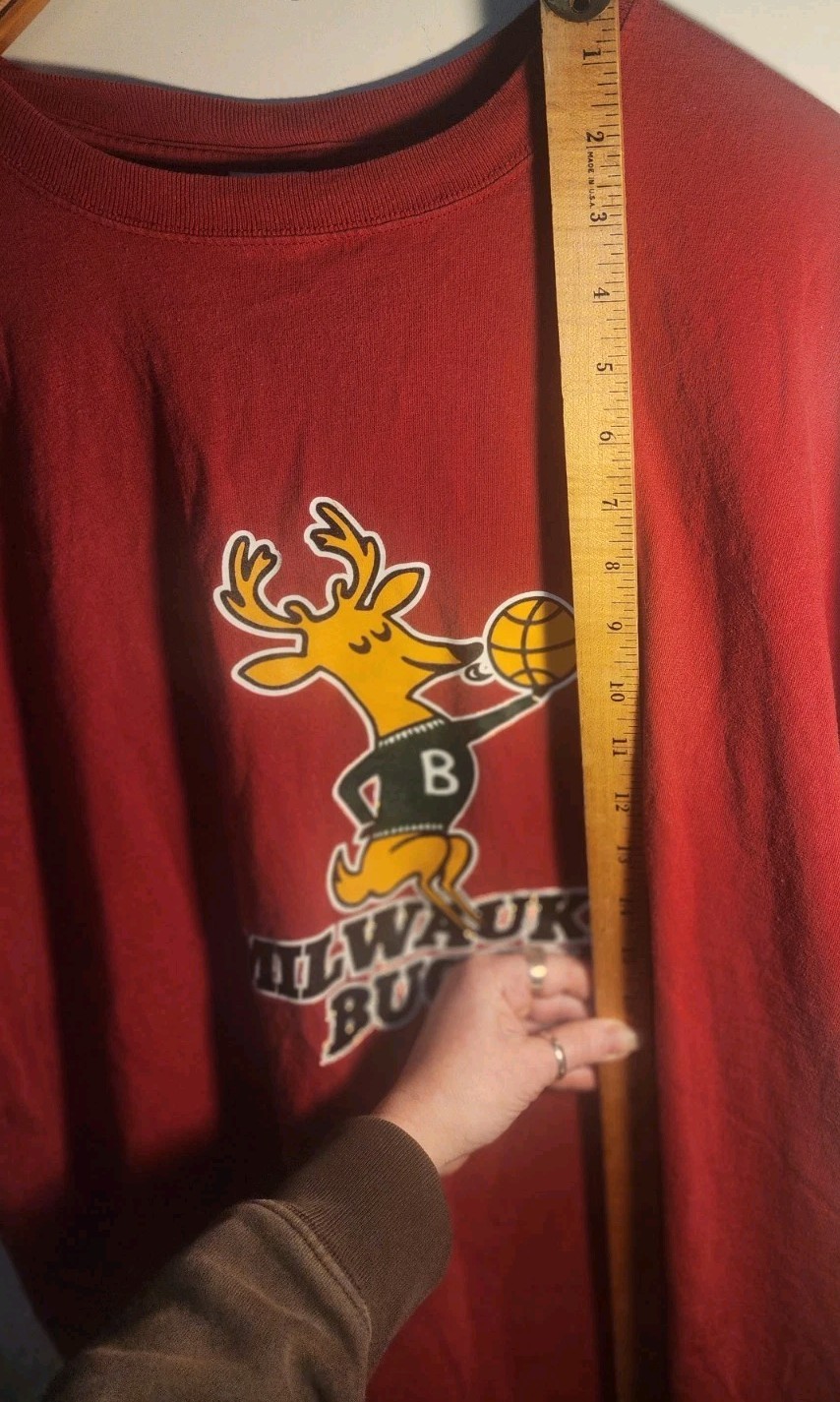 Vintage Milwaukee Bucks red and green basketball tee Size XXL no Tag
