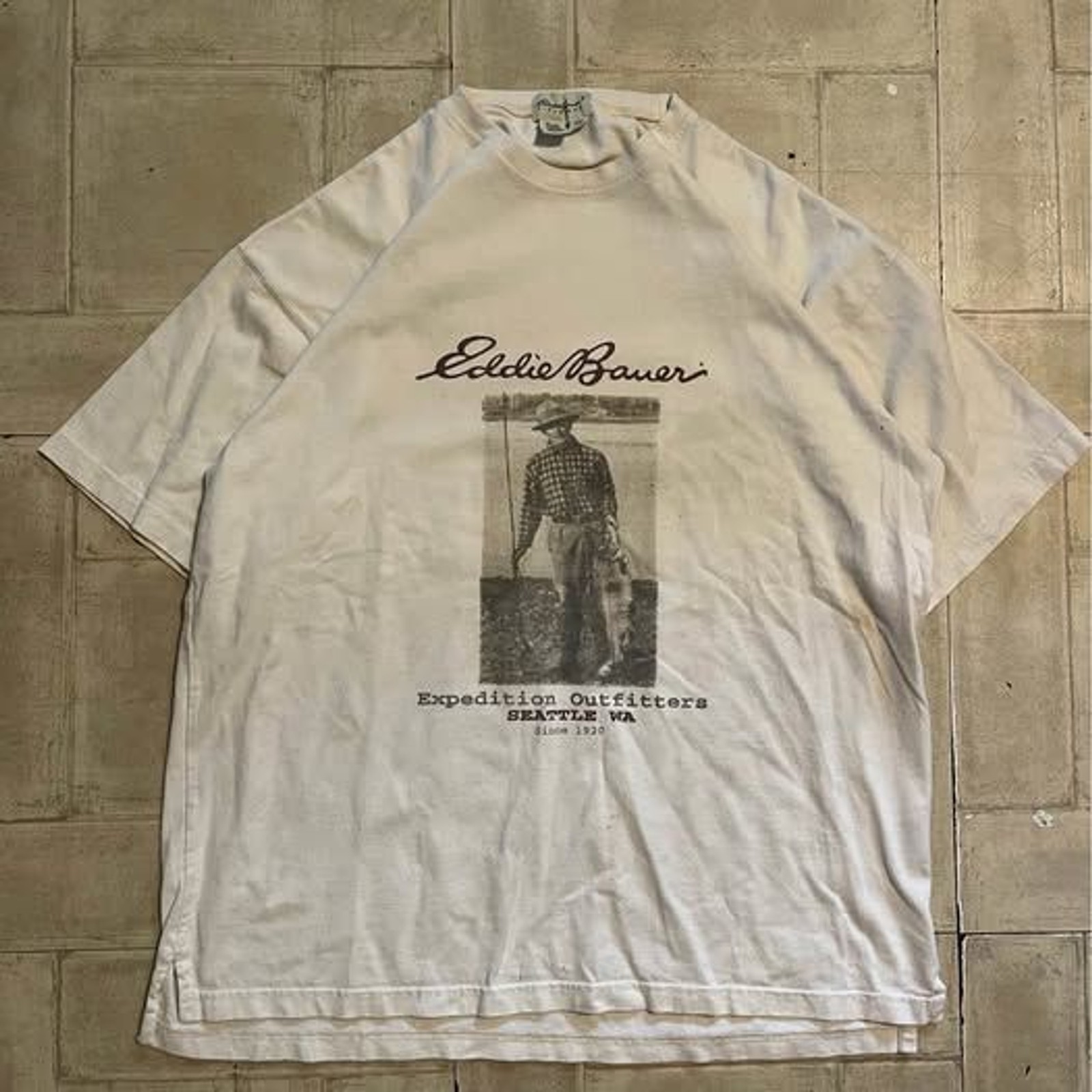 white Eddie Bauer graphic T-shirt vintage fisherman illustration large