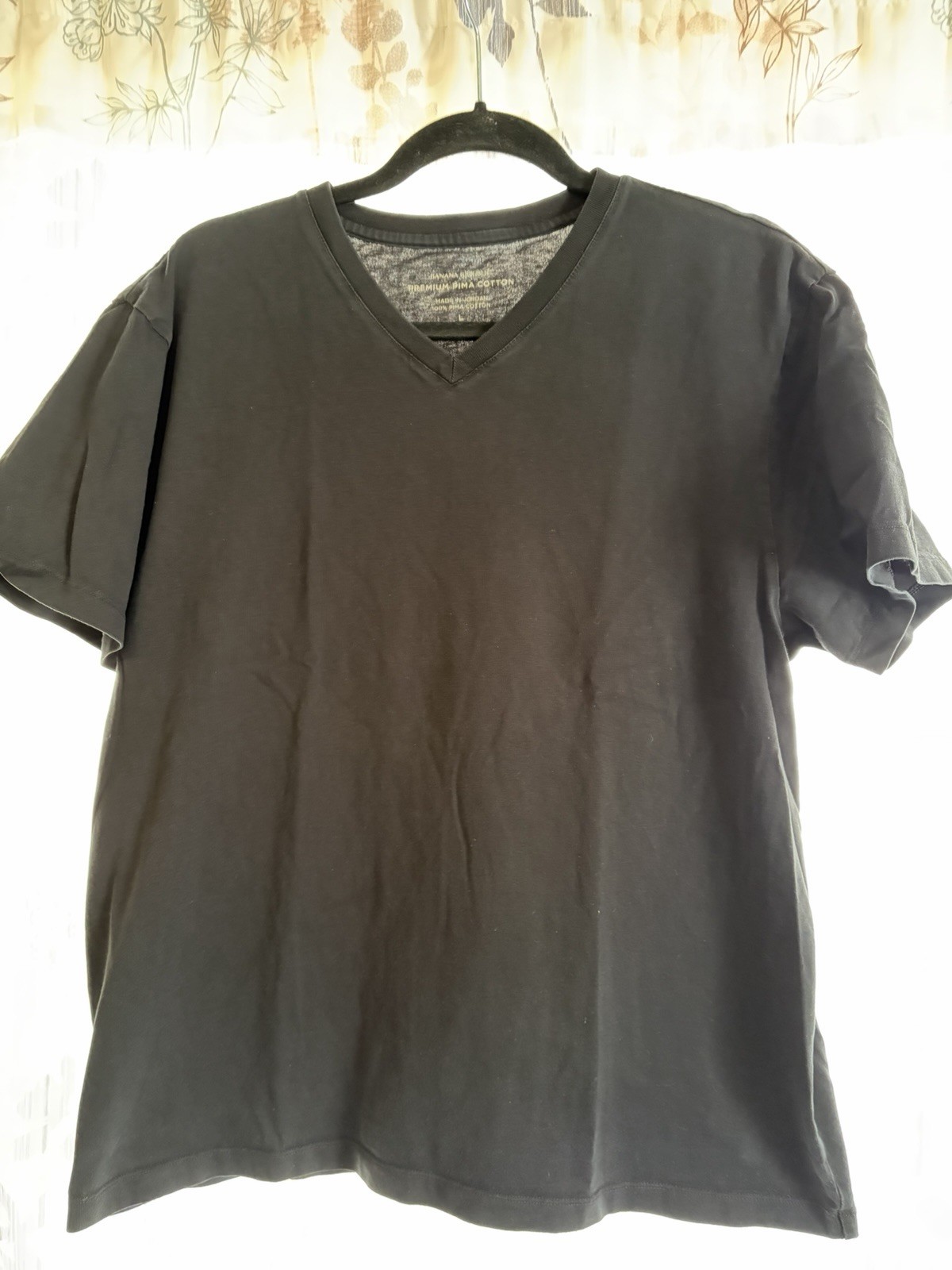 Banana Republic Black V Neck Men’s T Shirt, 100% Pima Cotton, Size Large
