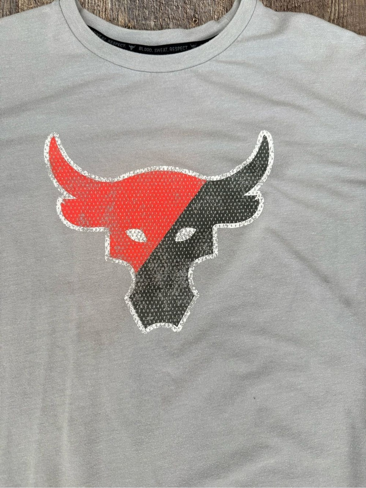 Under Armour Men’s Gray Short Sleeve Tee with Red and Black Bull Logo Large