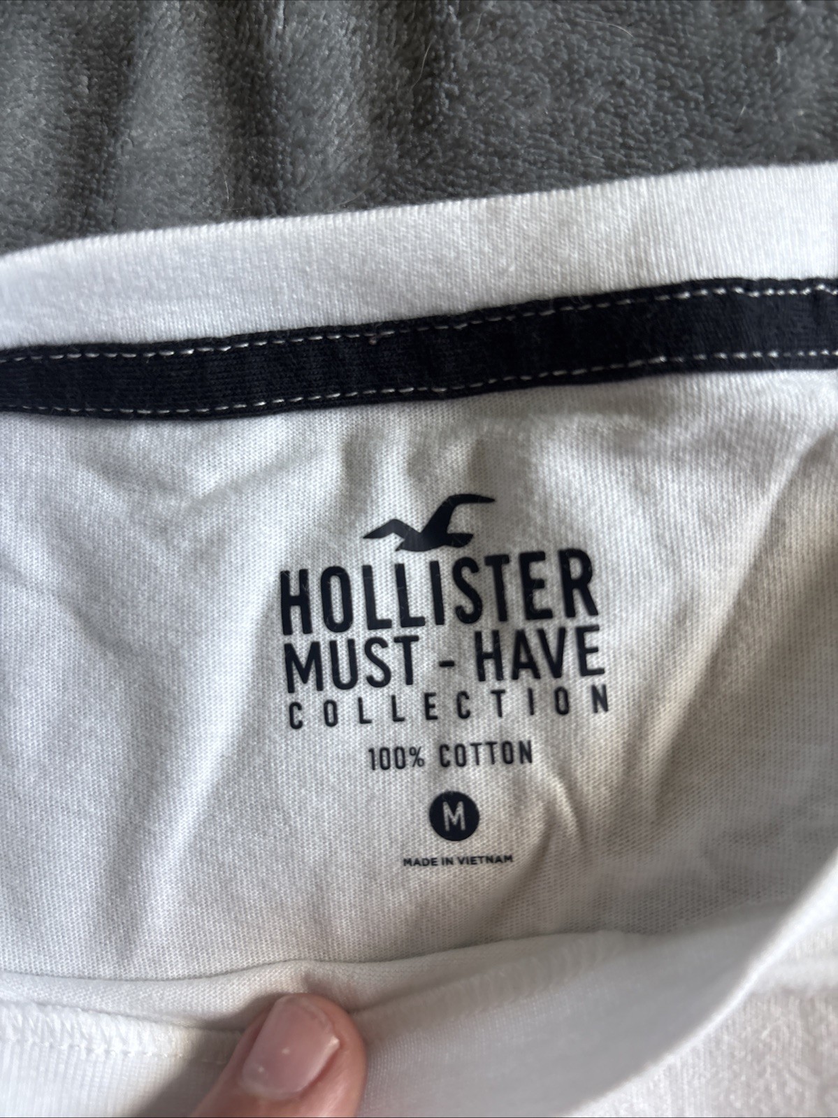 Hollister Must – Have Collection White T – Shirt – Medium
