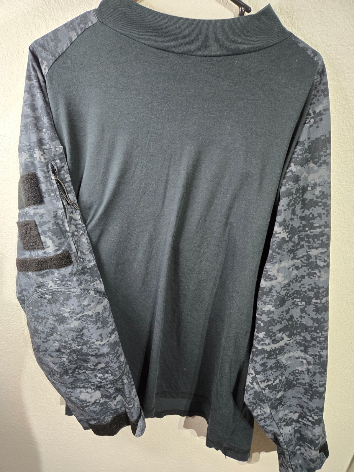 RothCo Long Sleeve Camo Shirt Size XL Black Grey Camouflage Design Acrylic Army
