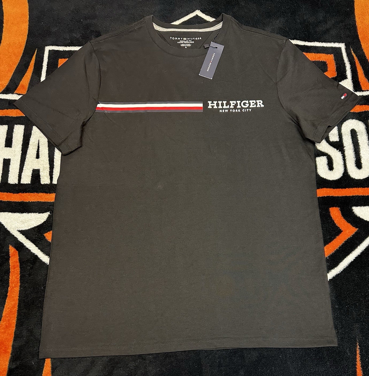 Tommy Hifiger Regular Fit T Shirt Size Mens Medium NEW WITH TAGS (Retail $49.50)