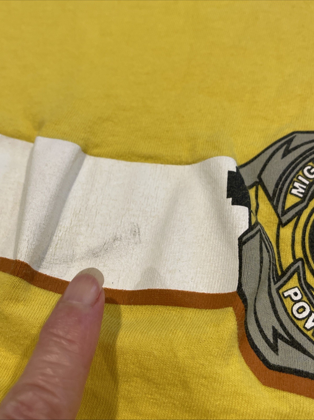 Mighty Morphin Power Rangers Yellow Ranger 2014 T-Shirt Size Small *See Pics*