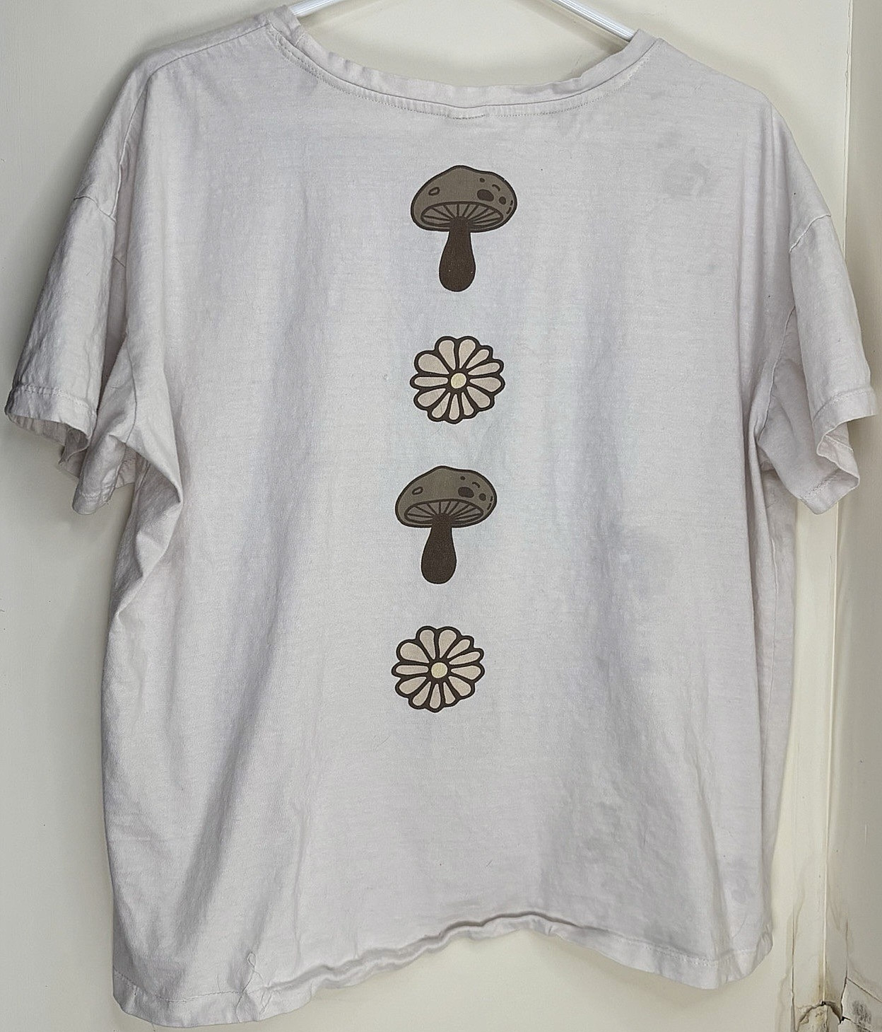 Vibe N’ – Men’s Enjoy The Good Energy Butterfly & Mushroom Graphic T-Shirt XL