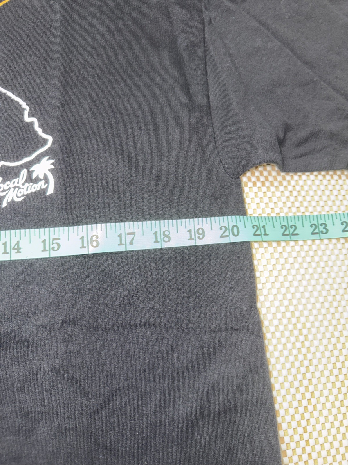 Local Motion Black L T-shirt Hawai’i