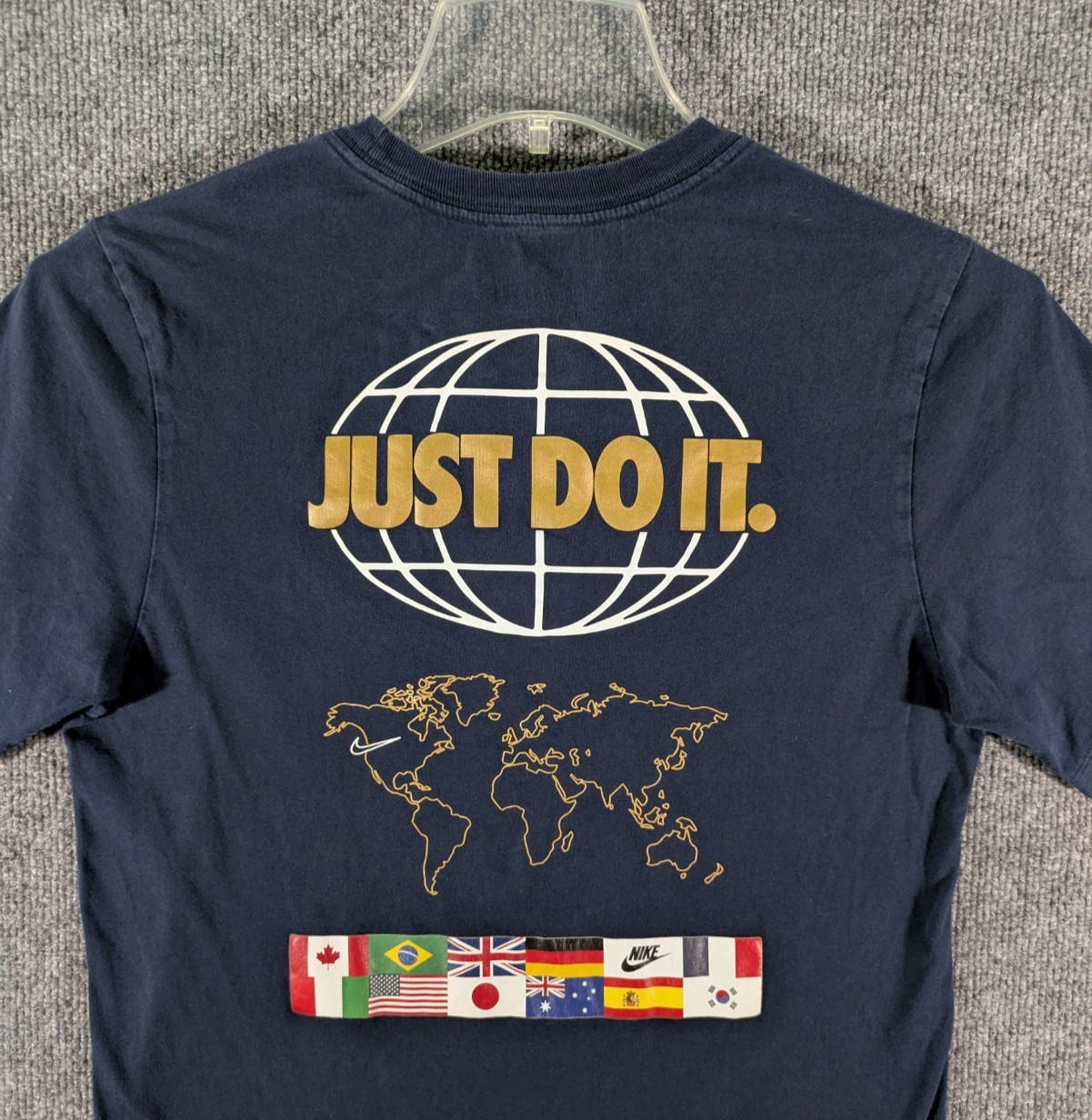 Nike Men’s Small Navy Short Sleeve Graphic Tee World Globe Logo National Flags