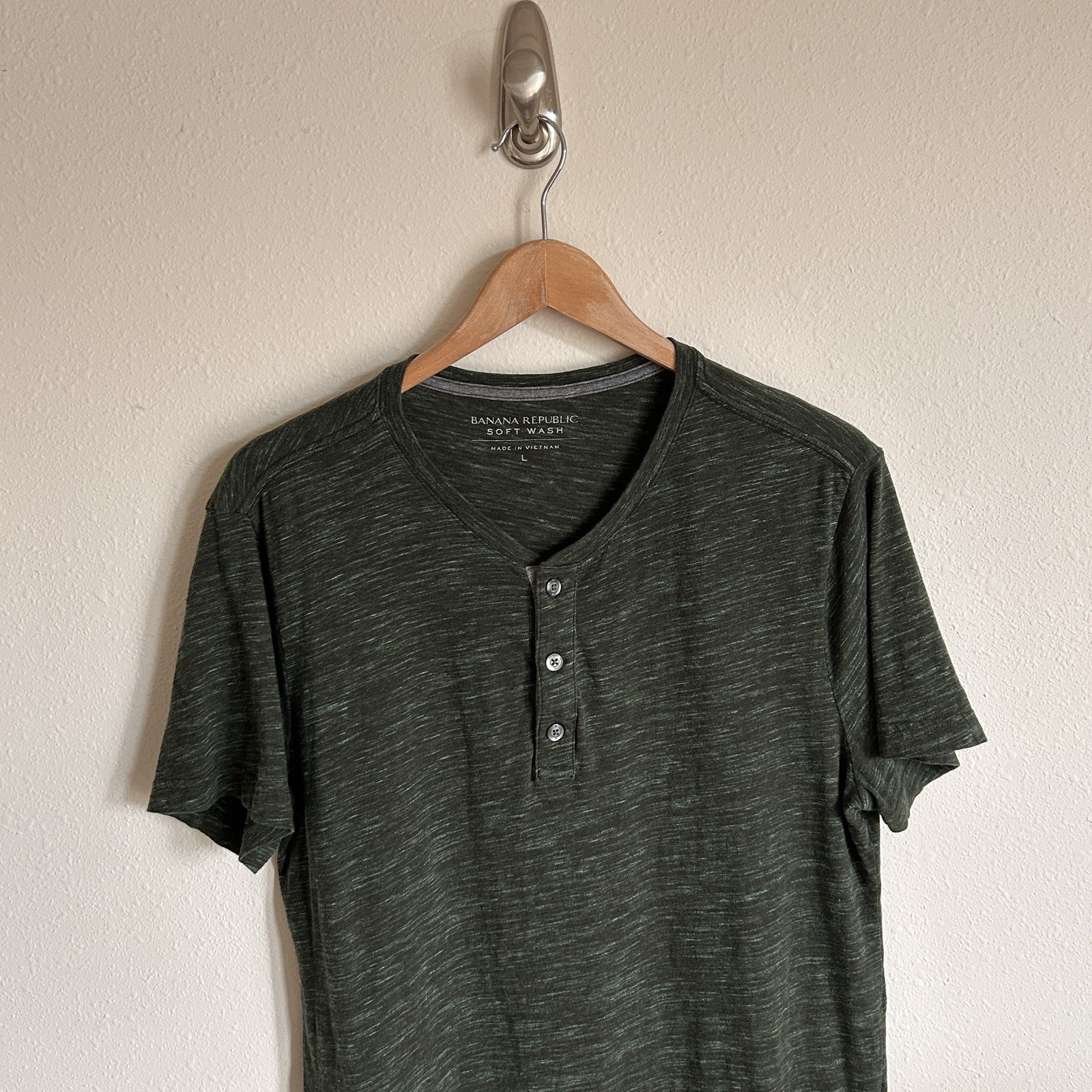 Banana Republic Soft Wash Men’s L Forest Green Heathered Henley T-Shirt