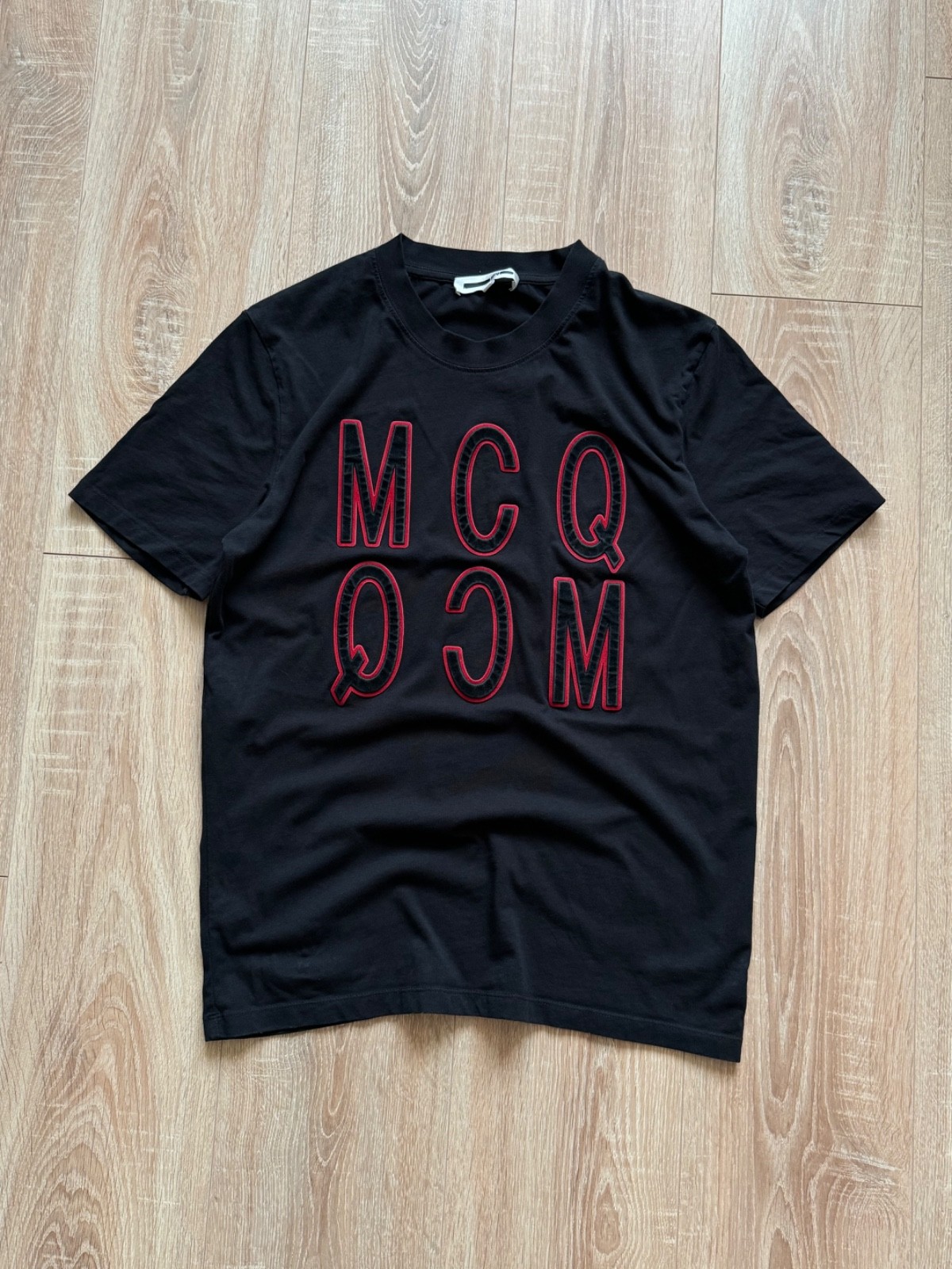 MCQ Alexander McQueen Men’s Black Flocked Logo Graphic T-Shirt Red Outline Sz L