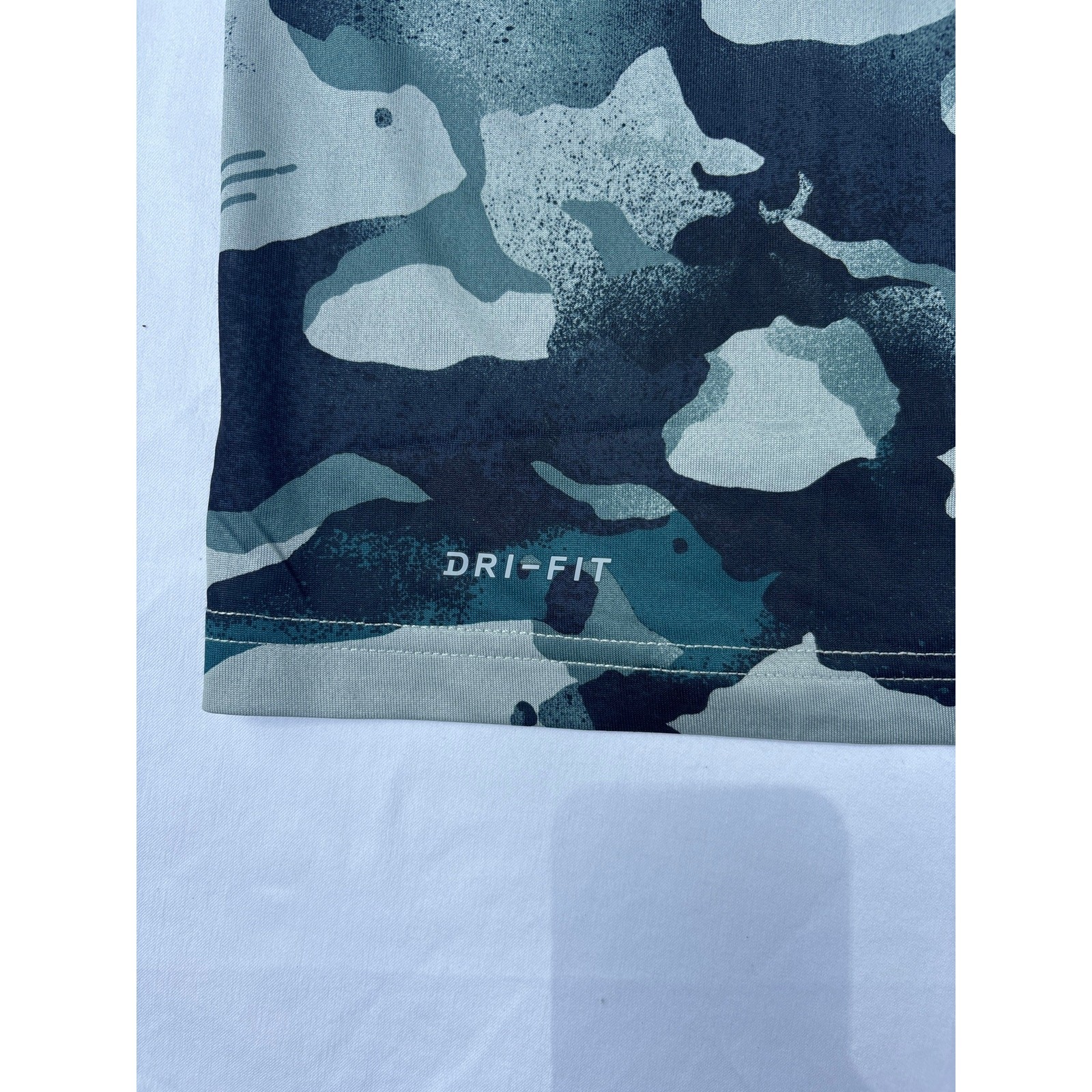 NWT Men’s Dri Fit Nike Camo T shirt. Size Large. Ships fast!!