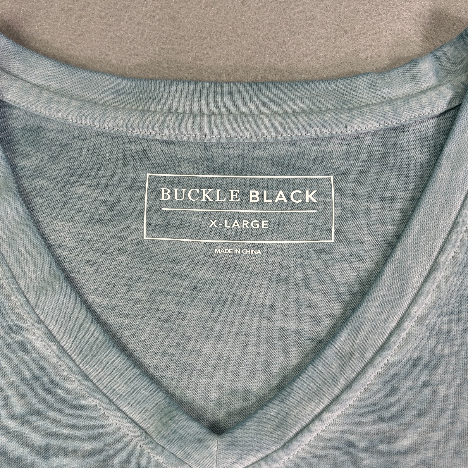 Buckle Black Men’s T-shirt XL (Large Fit) Blue Burnout Short Sleeve V-neck Light