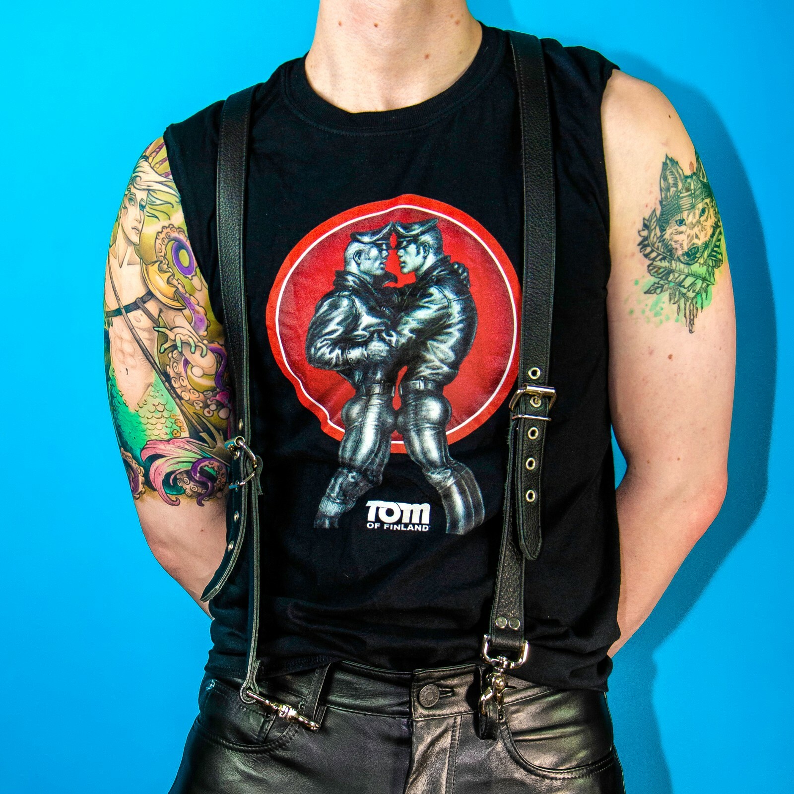 TOM OF FINLAND GAY MENS T SHIRT “LEATHERMEN” (QUEER, LEATHER PANTS, BOOTS)