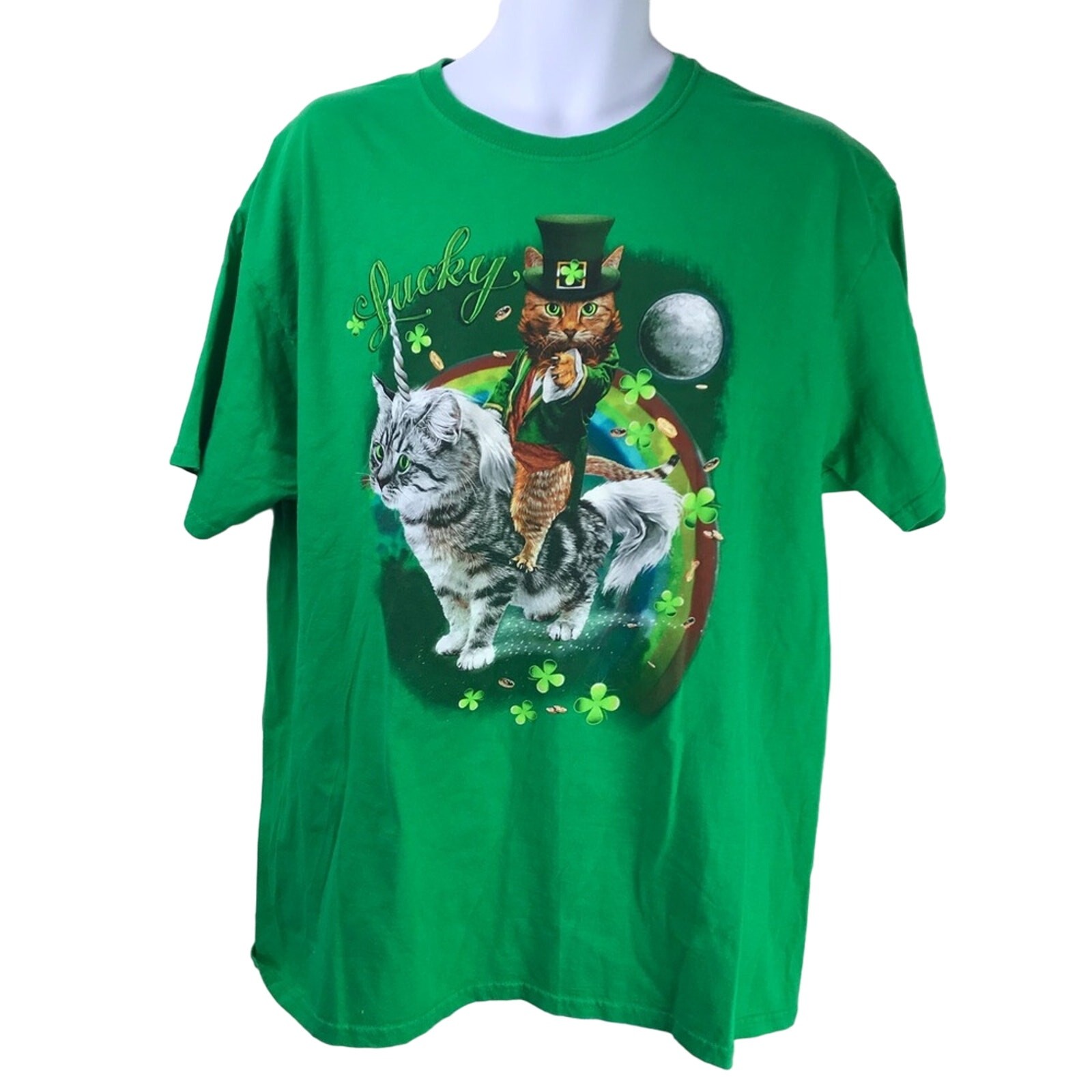 Lucky Cat Leprechaun Riding Cat Unicorn Graphic Novelty St Patrick’s Day Tee XL