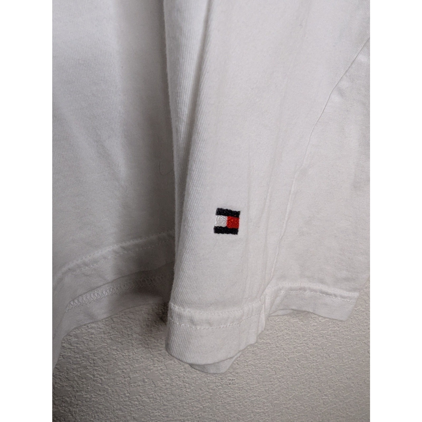 Tommy Hilfiger Men’s White V Neck Basic Tee XL Travel Casual Beach Preppy Chic