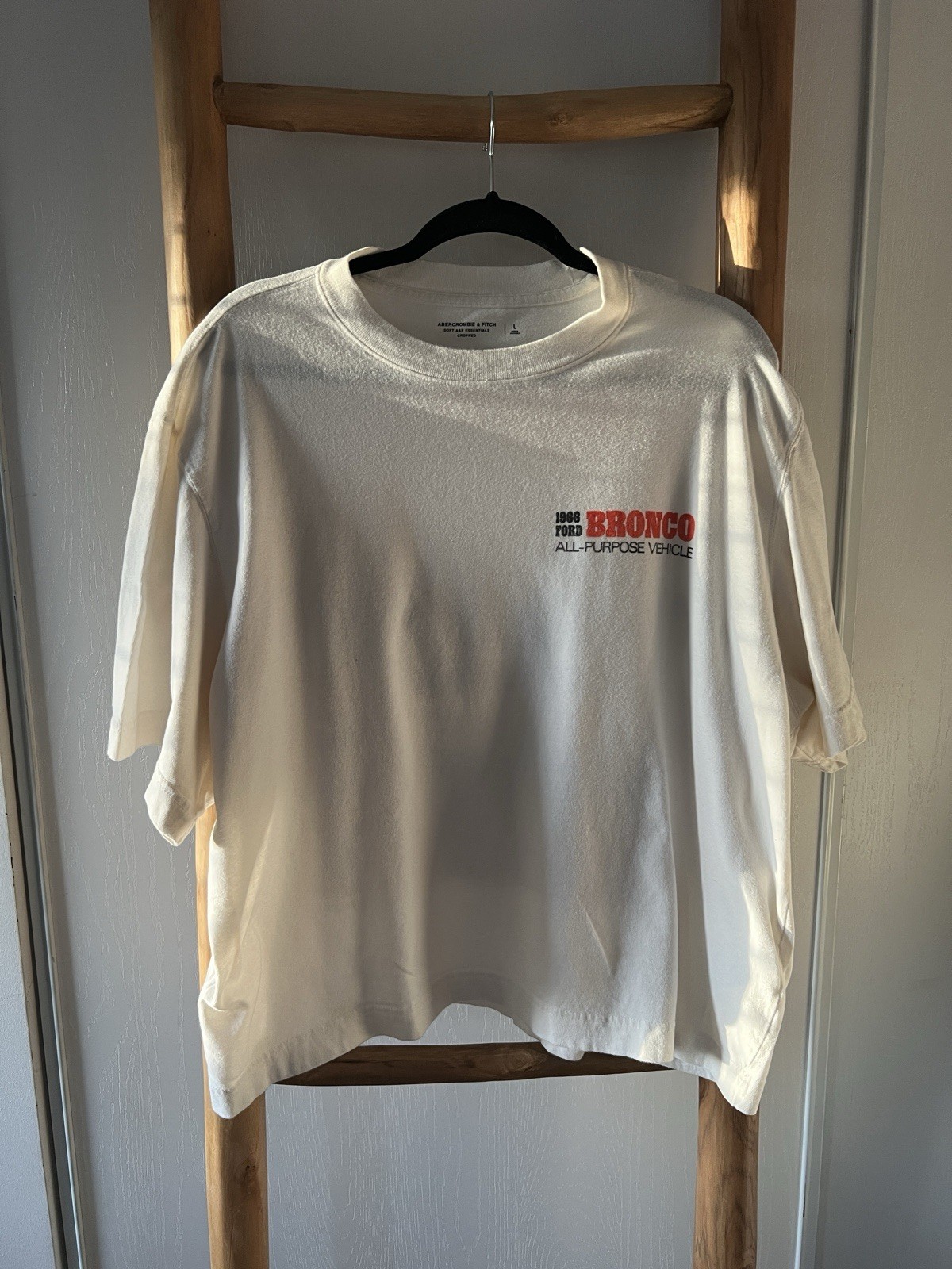 Abercrombie & Fitch Soft A&F Essentials Cropped Ford Bronco Graphic Tee L White