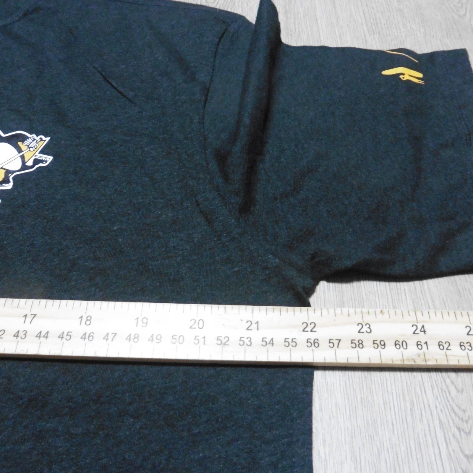 Johnnie-O Men’s M Pittsburgh Penguins NHL Crew Neck T-Shirt Charcoal SS