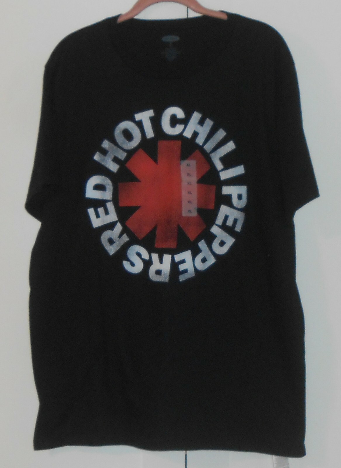 MEN’S OLD NAVY BLACK “RED HOT CHILI PEPPERS ” SHORT SLEEVE TEE – SIZE XLARGE