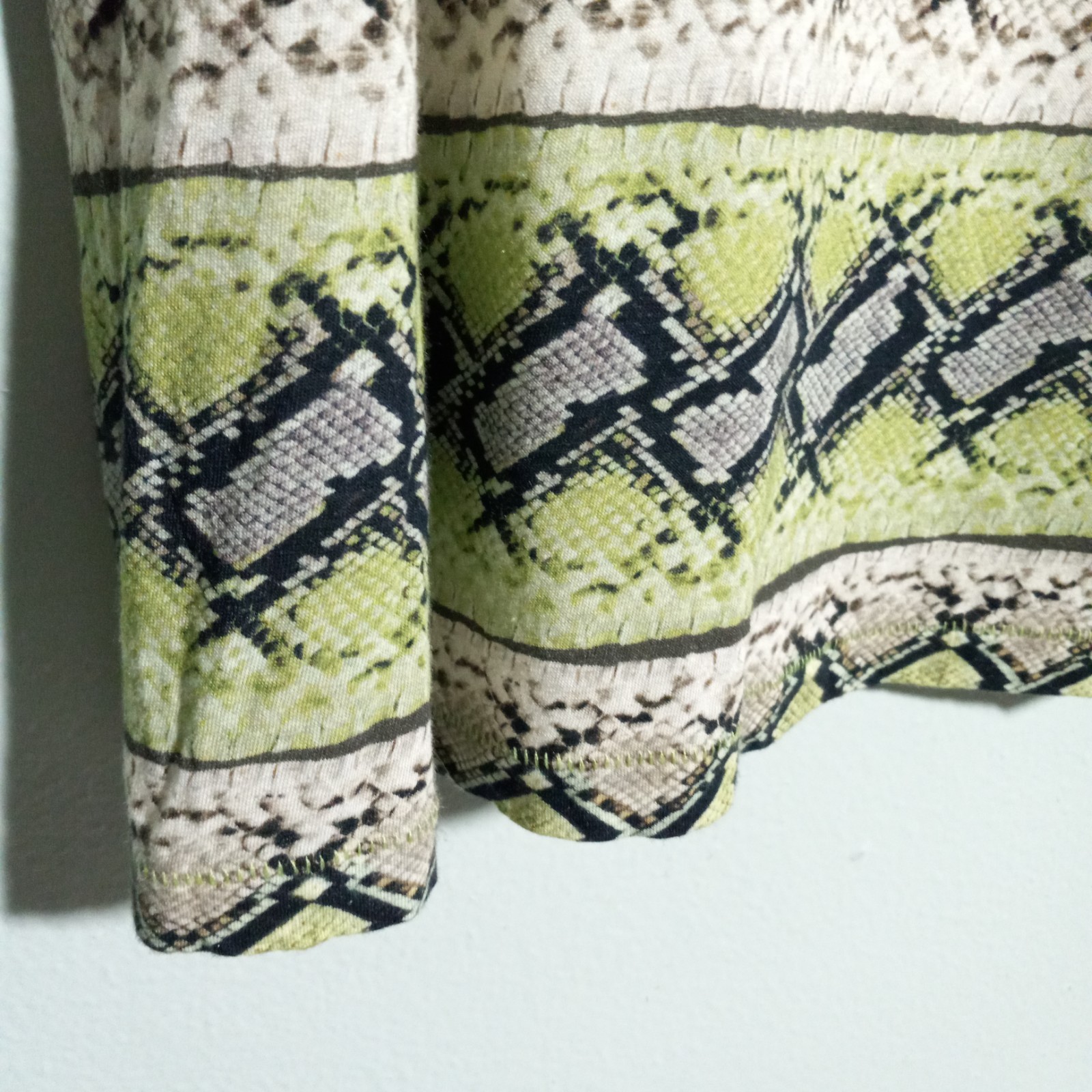 Just Cavalli Men’s Tee size XL, Animal Snake Print Green Black Designer Slim