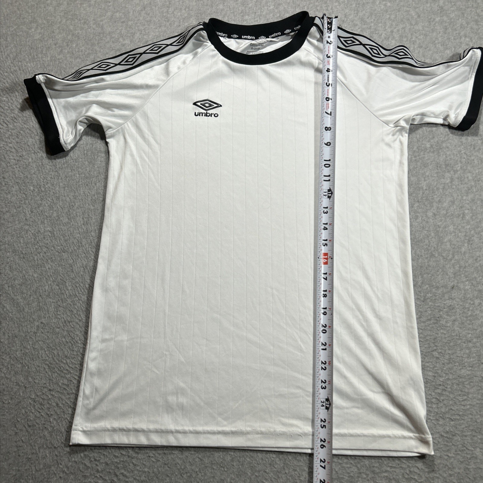 Umbro Soccer Jersey Style Shirt – Mens Size Small S – White