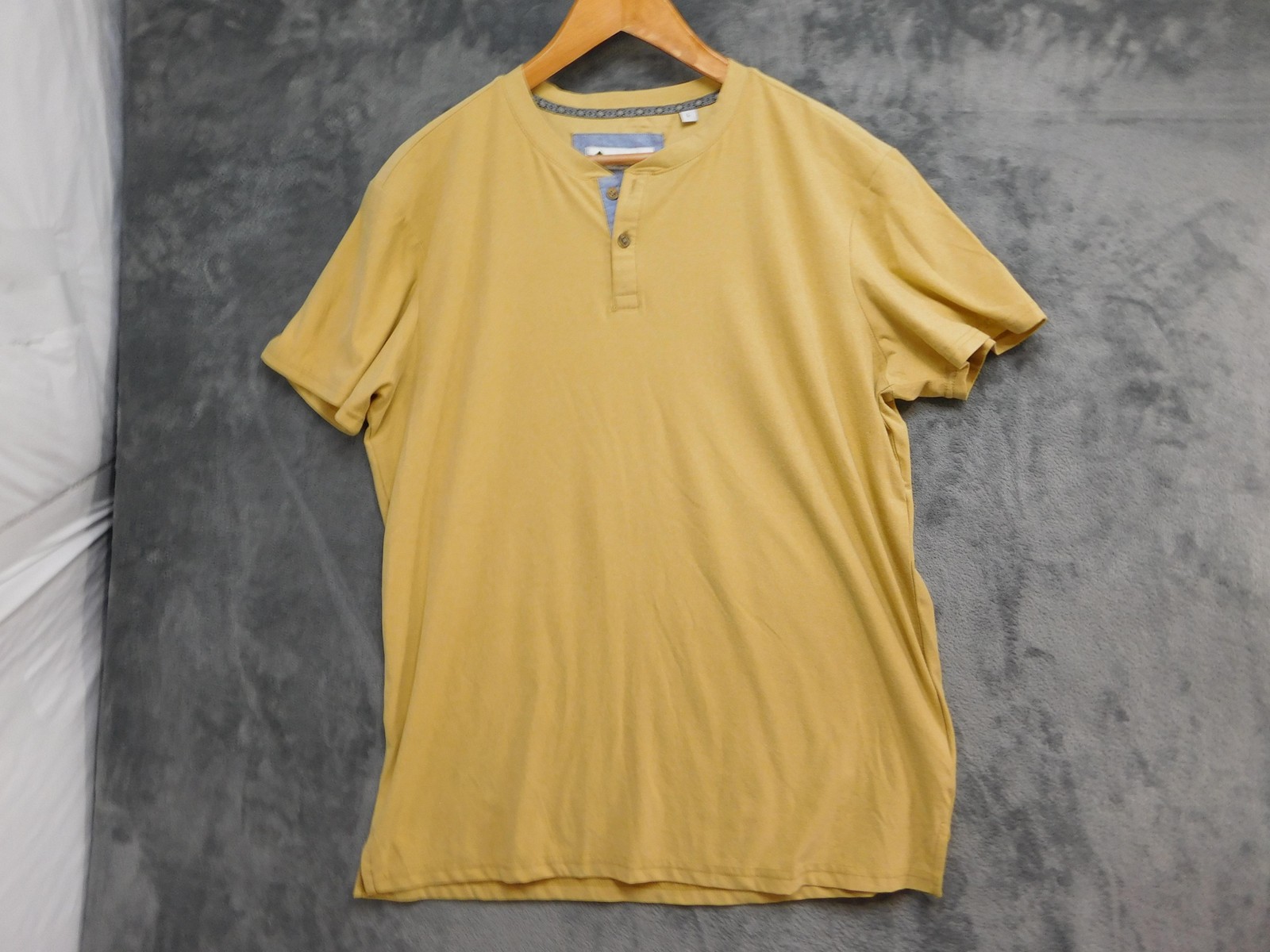 Tallwoods Shirt Mens L Yellow Henley Short Sleeve Polyester Spandex Jersey