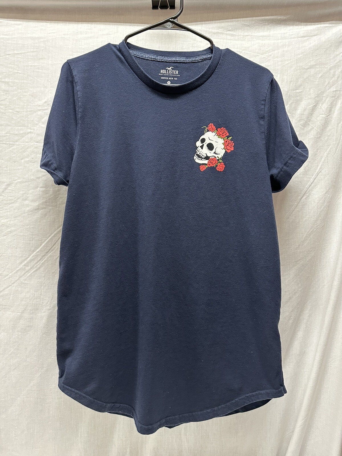 Hollister Must Have Collection Curved Hem Tee Skull Roses Navy T-Shirt Men’s M