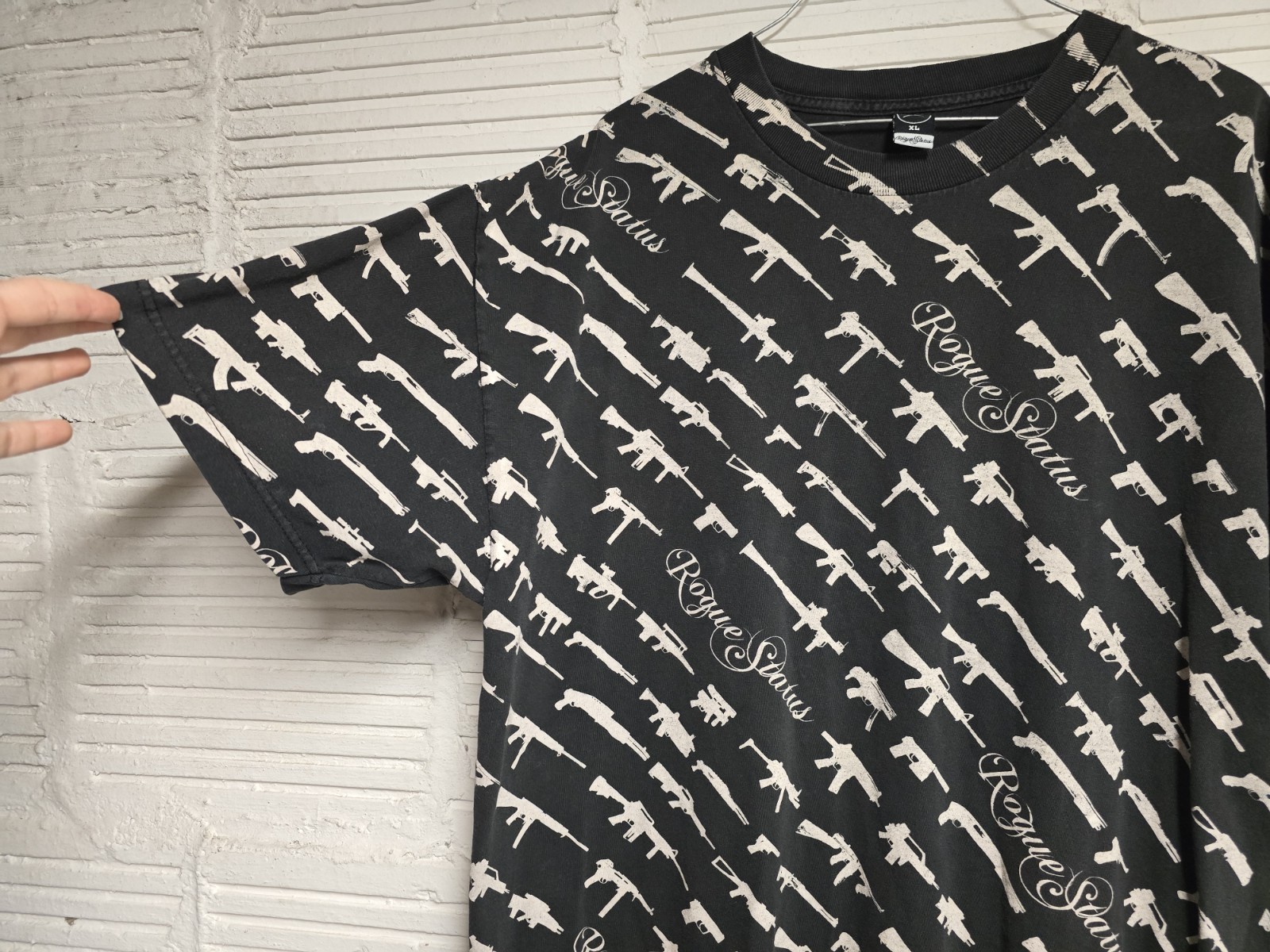 VTG Y2K Rogue Status Rob Dyrdek Gun Show Machine Gun All Over Print T-Shirt XL