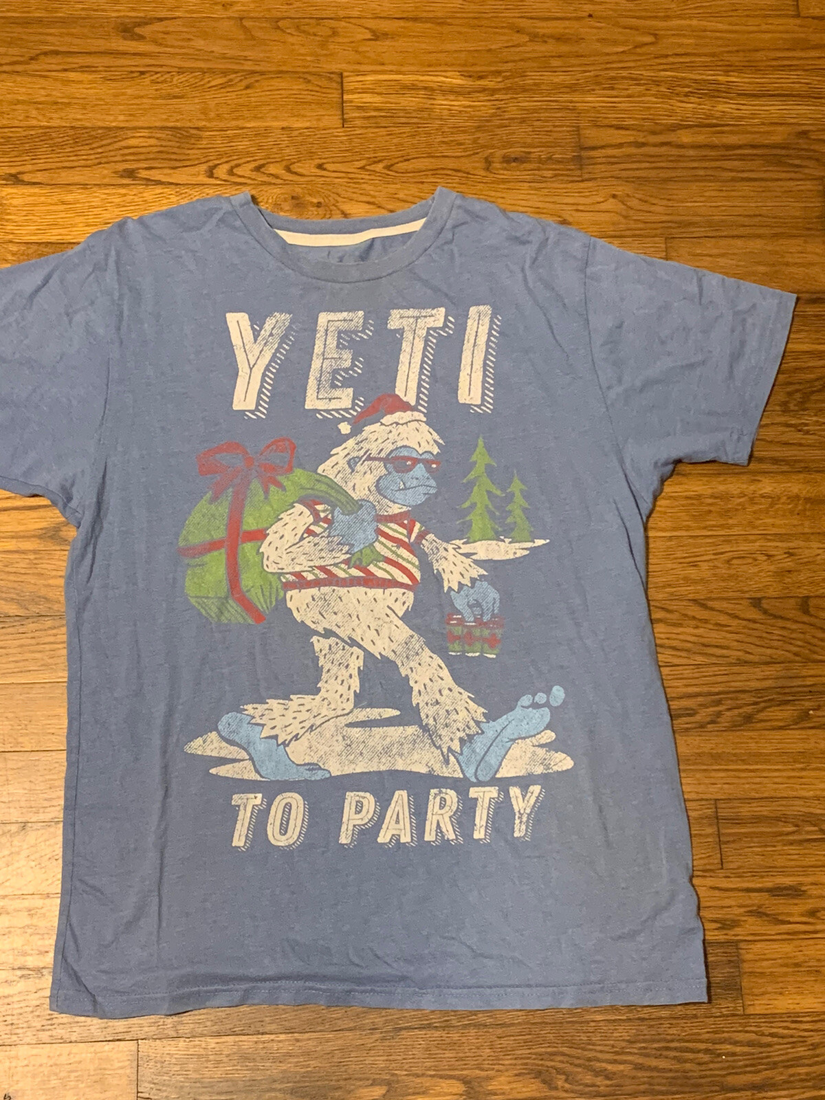 Men’s T-Shirt Yeti To Party Short Sleeves Medium Blue Grinch Santa