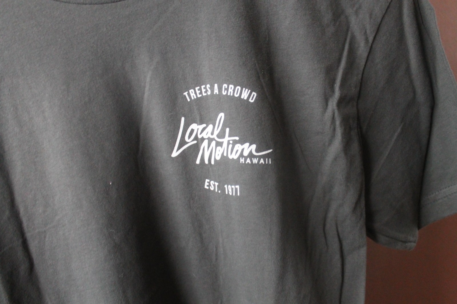 Local Motion Hawaii Men T Shirt Trees a Crowd Palm Tree Surf Graphic Aloha sz S