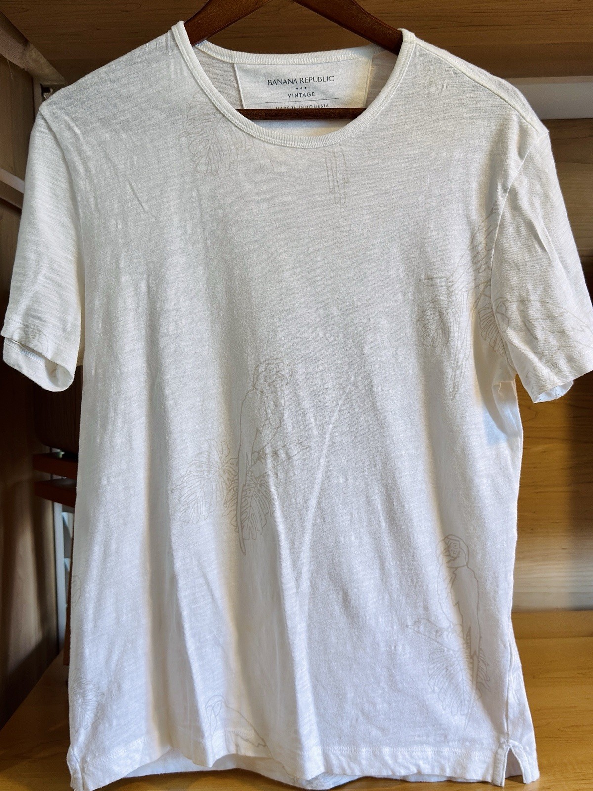 Banana Republic Vintage Tropical Parrot T-Shirt Men Small White Slub Cotton SU20