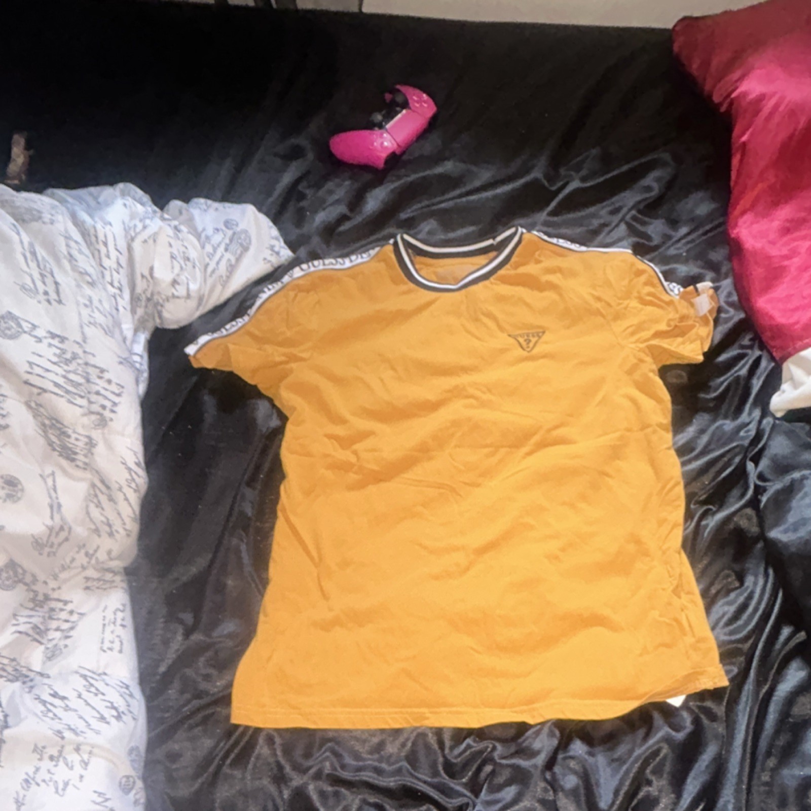 GUESS Yellow Short Sleeve Men’s M Cotton Crew Neck Logo Contrasting Trim T-Shirt