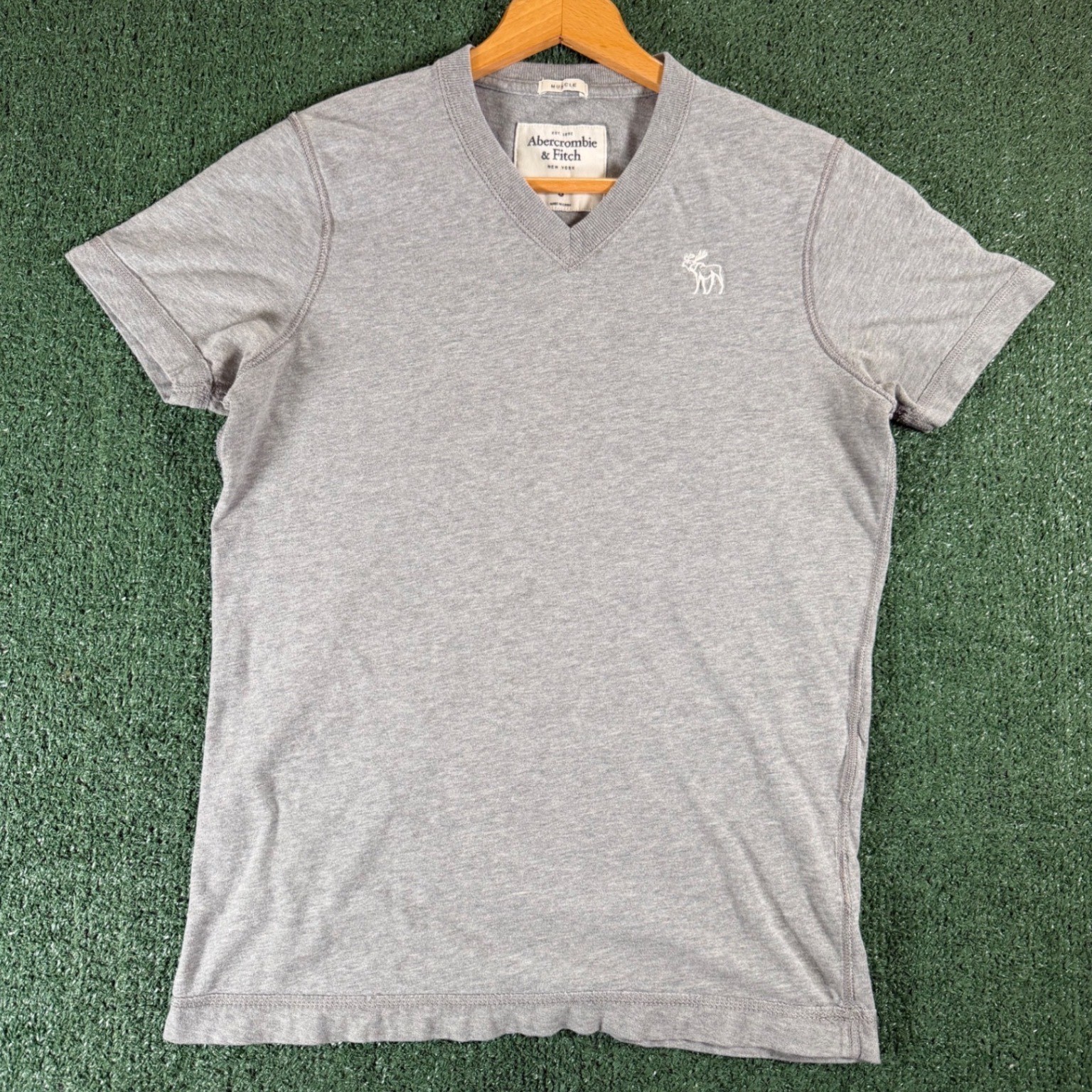 Abercrombie & Fitch V-Neck T-Shirt Mens Small Gray Good Muscle Fit Logo Tee