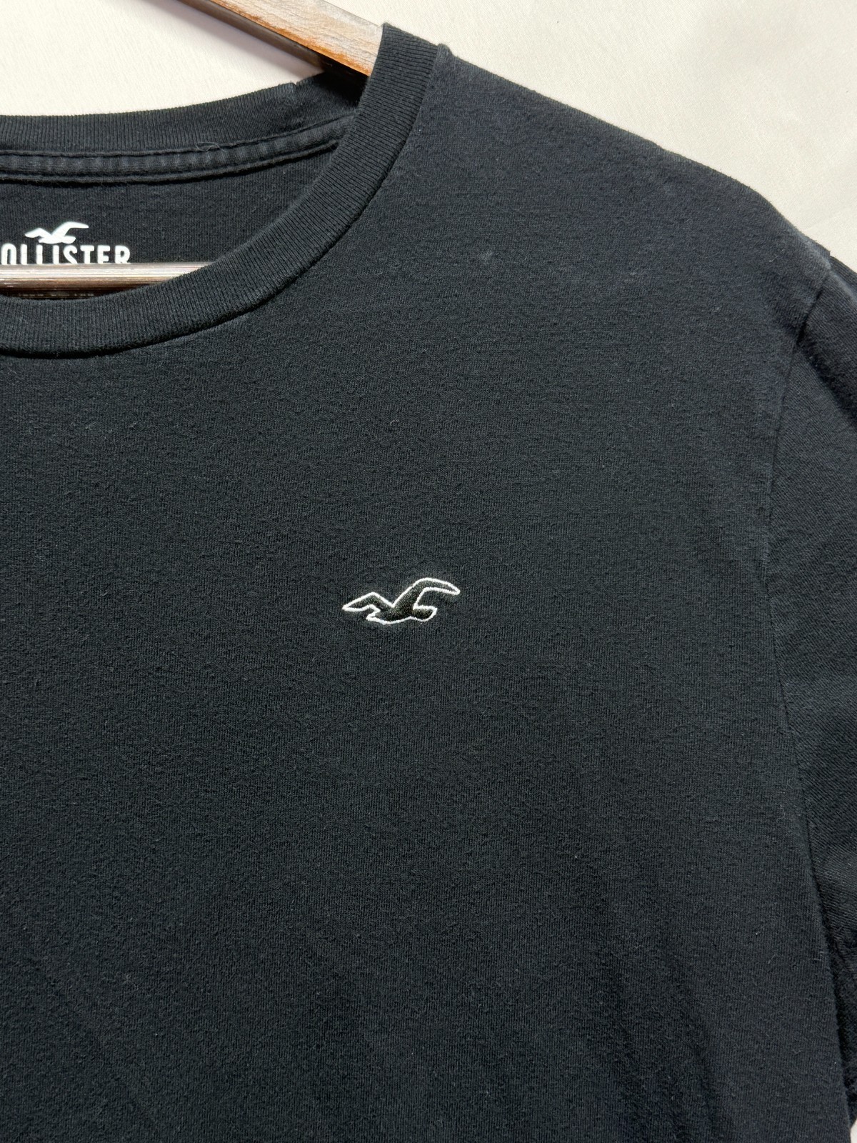 Hollister Must Have Collection T Shirt Mens Medium Black Cotton Embroidered Logo