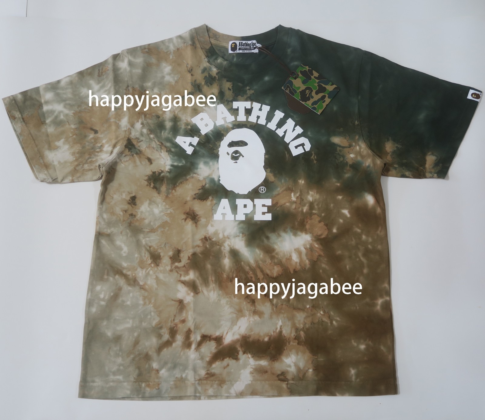 A BATHNIG APE Men’s TIE DYE COLLEGE RELAXED FIT TEE 1M30109004