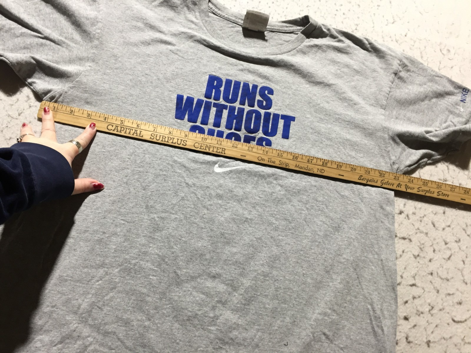 Nike T Shirt Mens L Large Gray Runs Without Shoes Spell Out Crew Neck Running