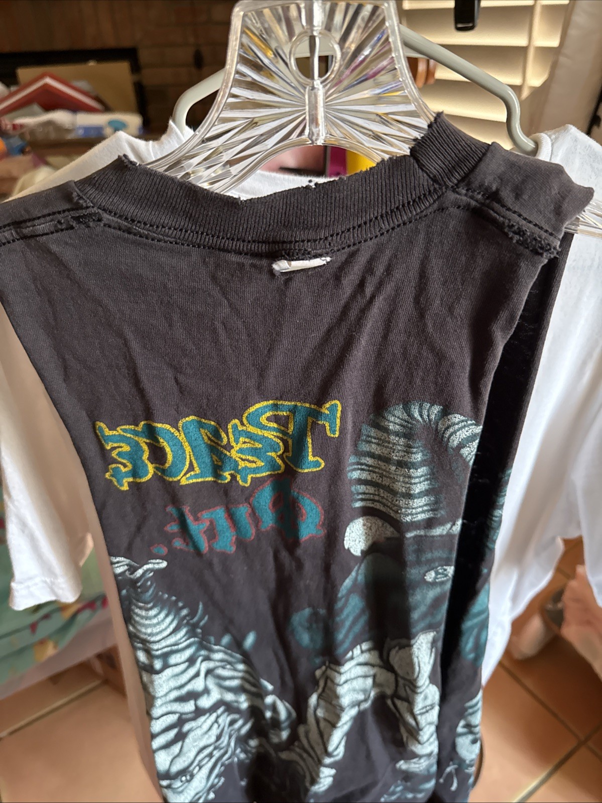 Vintage Distressed & Faded 90s 1993 Looney Tunes Peace Out T-shirt 100% Cotton