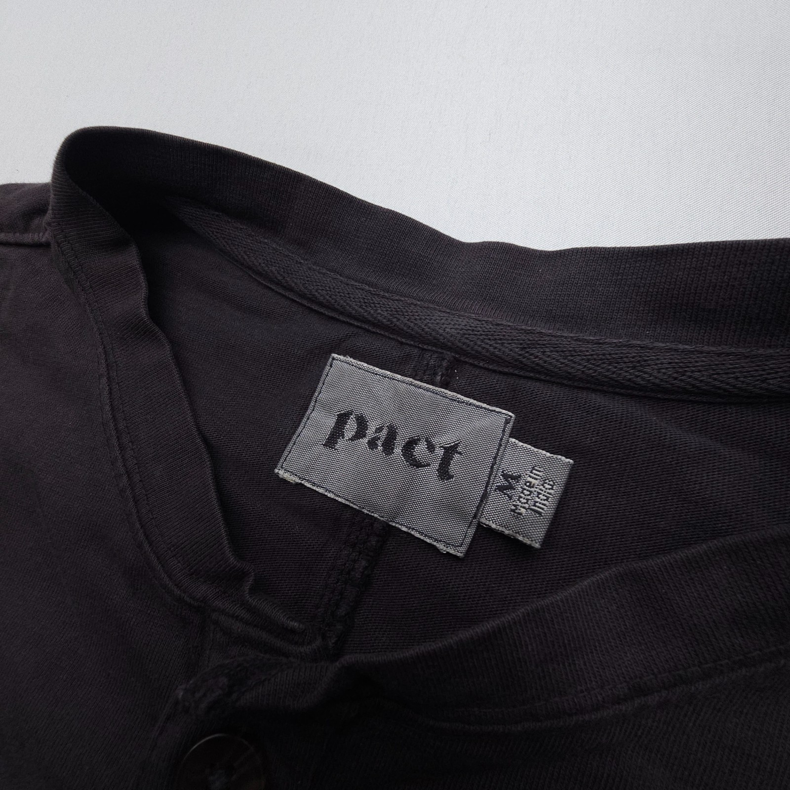 Pact Organic Cotton Softspun Long Sleeve Henley Shirt Mens Medium Faded Black