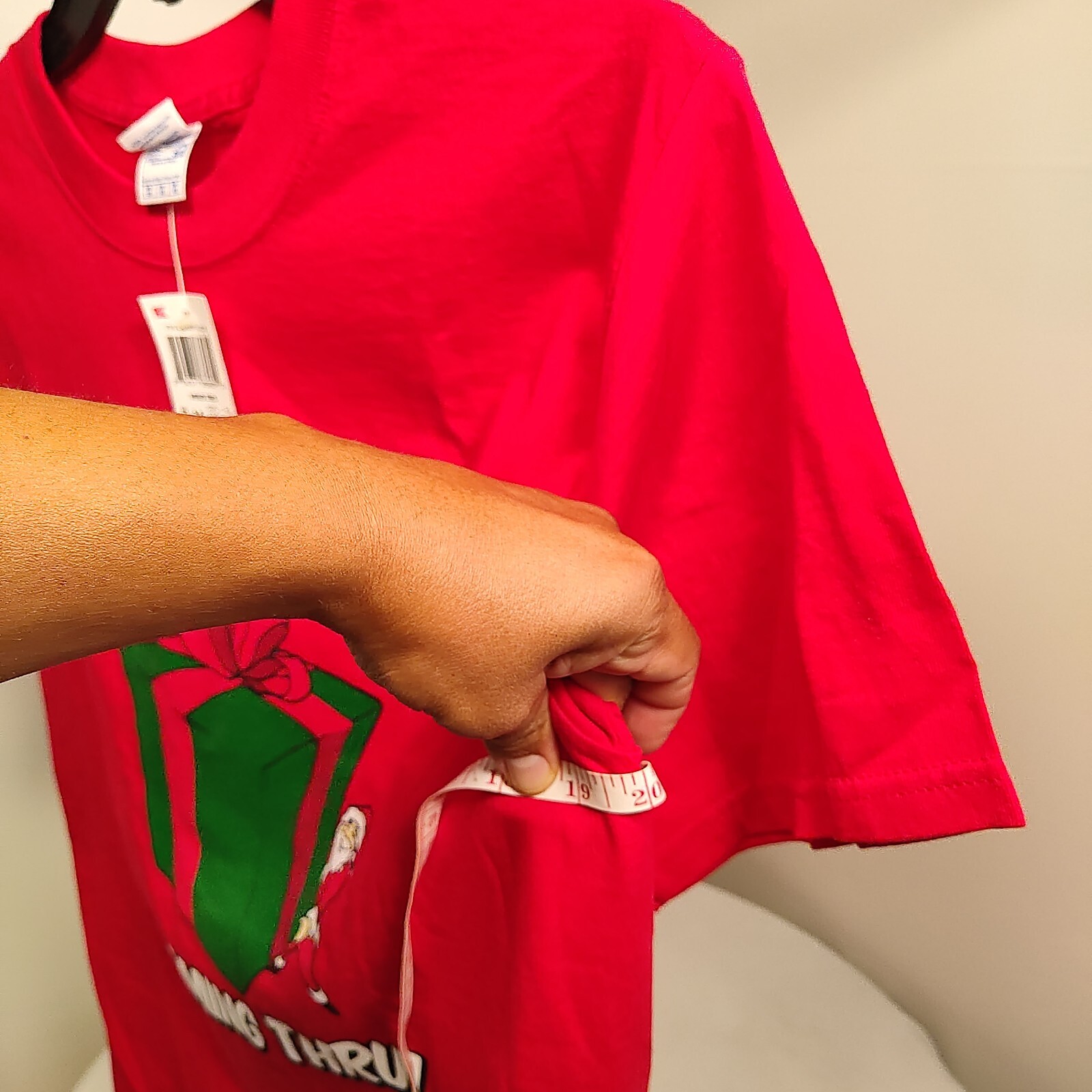 Funny Unisex T Shirt Medium Red Christmas Themed “Big Package Coming Thru!”
